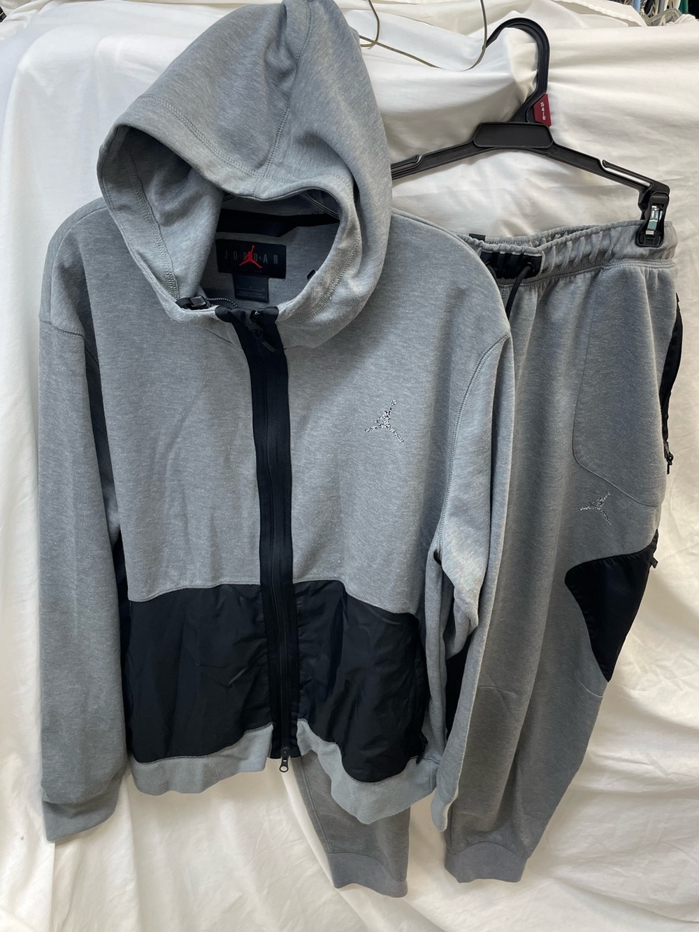 Jordan Men’s Grey & Black Hooded Jacket and Sweatpants Set sz xl